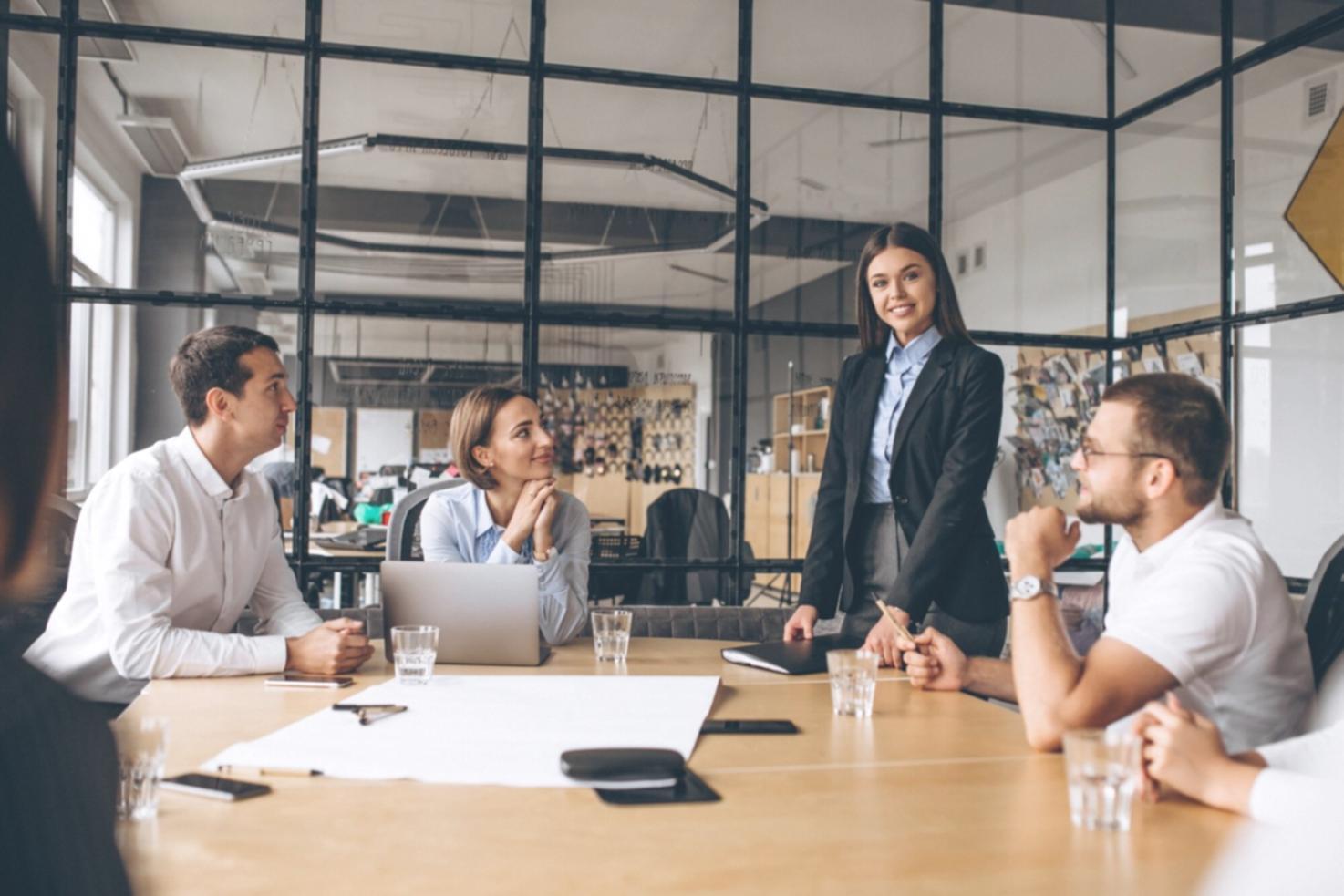 Aula moderna durante una sessione di formazione pratica con metodologie innovative